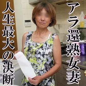 日本人の熟女は自宅の台所で彼に抵抗できない .